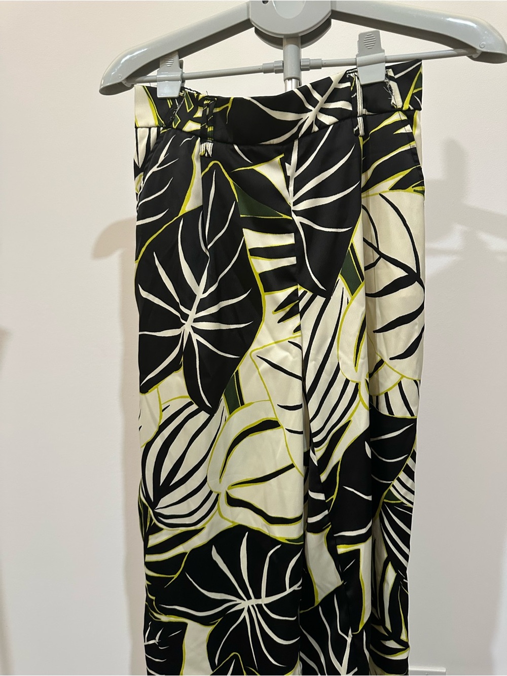 Women's Black & White Tropical Print Cropped Pants